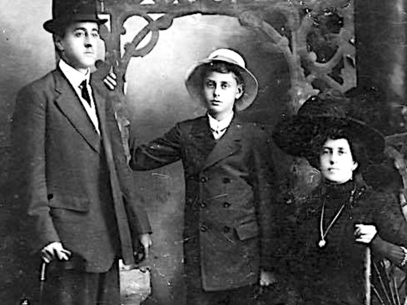 Los hermanos Salazar Arrue y su madre Maria Teresa