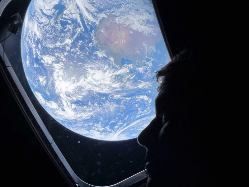 Fotografía tomada de la cuenta oficial en X del astronauta Reid Wiseman (@astro_reid) que muestra un imagen de Wiseman desde la capsula Orión. Foto EDH/ EFE/ @astro_reid