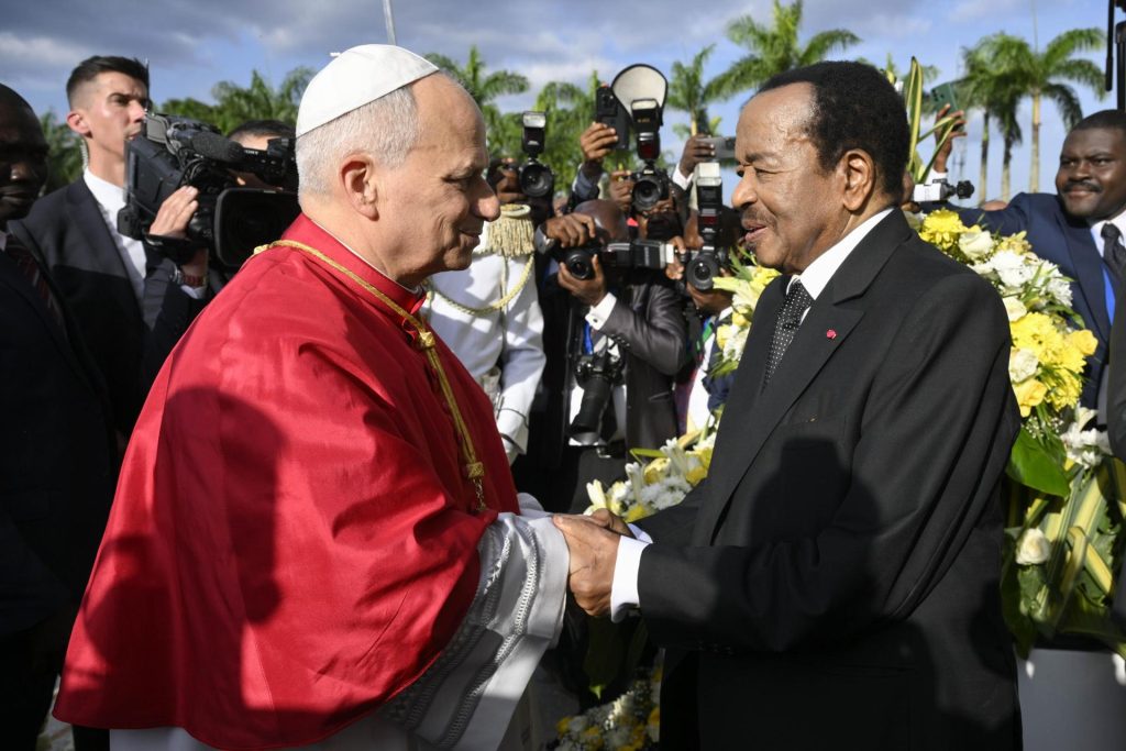 El papa León XIV y el presidente de Camerún, Paul Biya