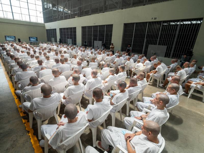 Foto de cortesía de un grupo de pandilleros que enfrenta la audiencia. Foto EDH/Cortesía
