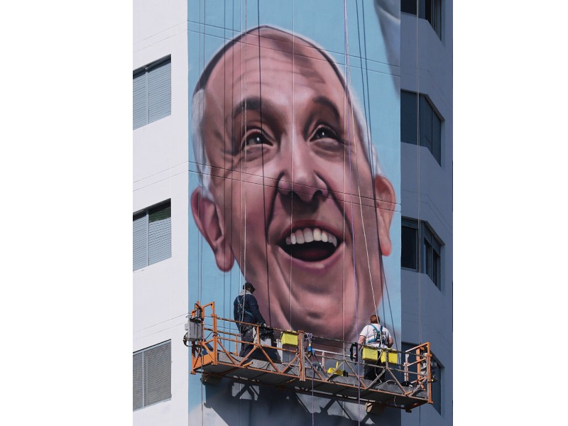 Fotografía del 22 de julio de 2025 de un mural dedicado al papa Francisco en la ciudad de La Plata (Argentina). EFE/
