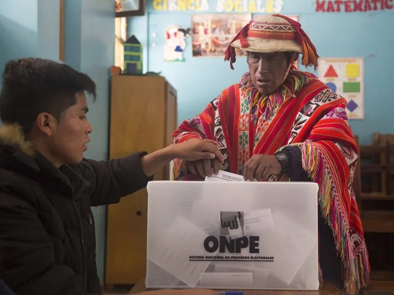 Fotogtafía de archivo de un campesino que vota en unas elecciones en Perú. EFE/Gaby Quintero