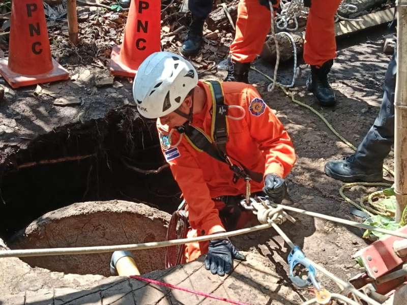 Un miembro del Cuerpo de Bomberos se alista para auxiliar a una persona que cayó a un pozo. Foto EDH/Cortesía