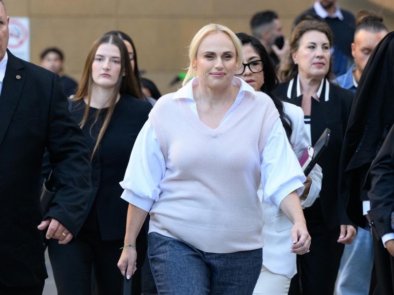 La actriz Rebel Wilson llegando a los juzgados en Australia