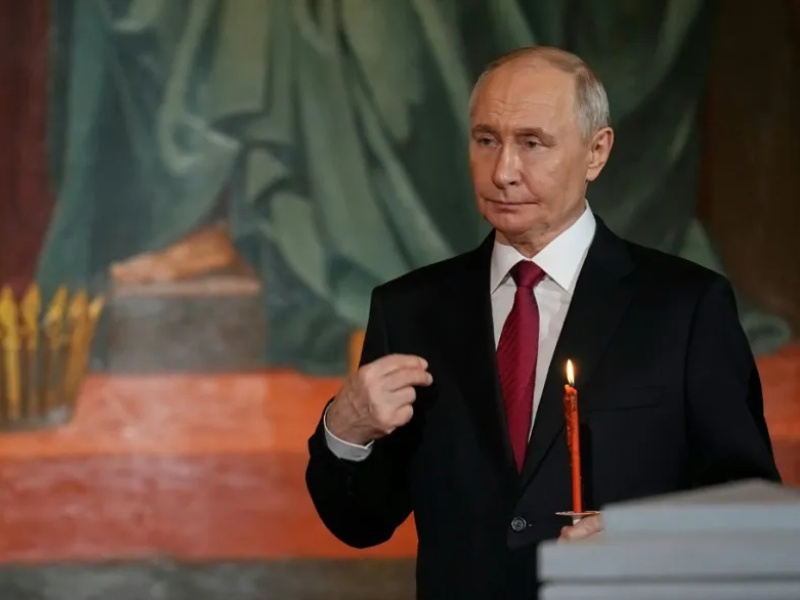 El presidente de Rusia, Vladímir Putin, hace la señal de la cruz sobre su pecho este domingo durante una misa de la Pascua Ortodoxa en la catedral de Cristo Salvador en Moscú. EFE/EPA/ALEXANDER ZEMLIANICHENKO / POOL