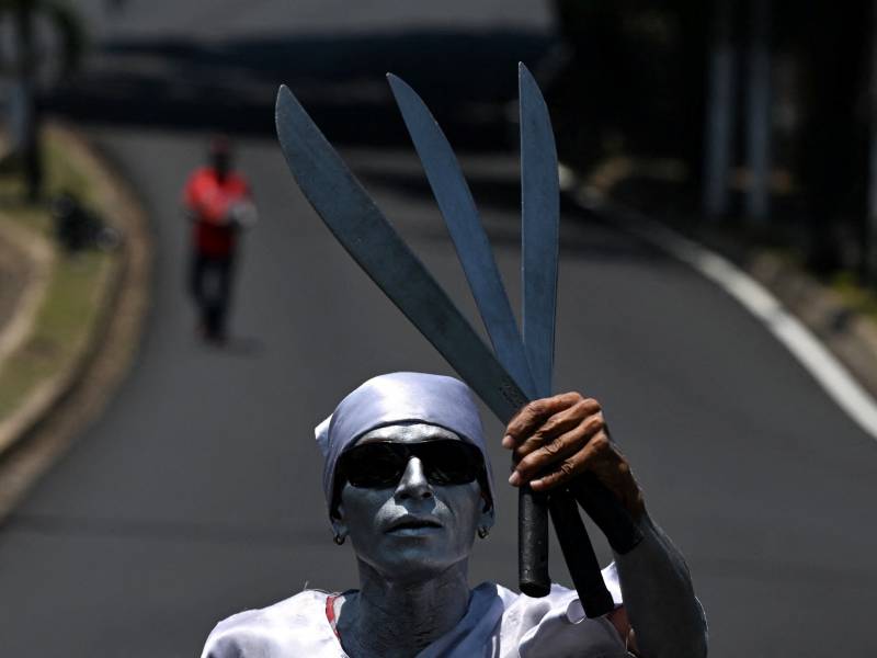 Samuel Gutiérrez-Artista- Callejero- Espadas- El Salvador