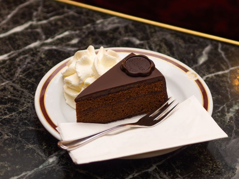 Hotel que guarda la receta secreta de la tarta Sacher celebra 150 años de historia