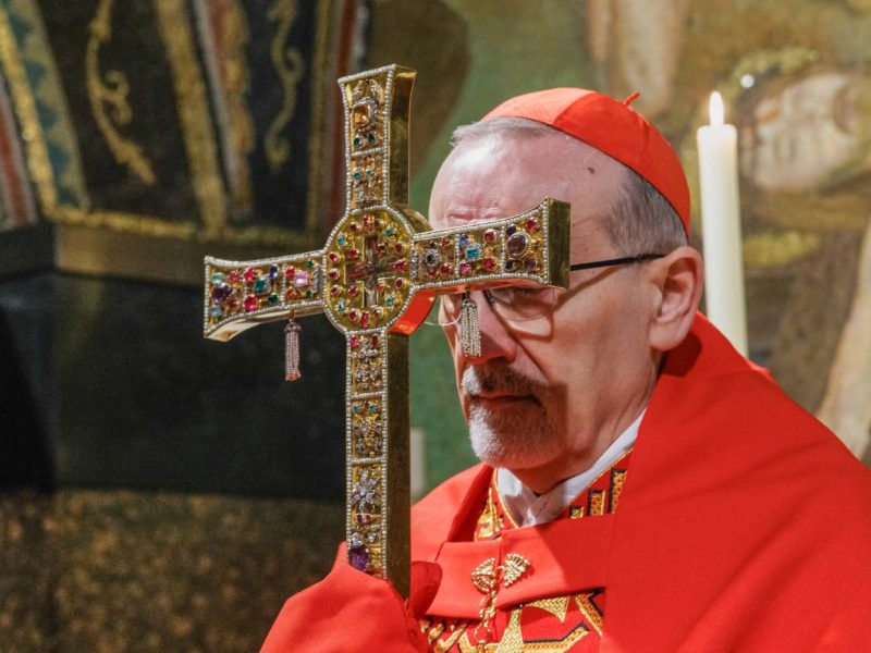 El patriarca latino de Jerusalén y máxima autoridad para los católicos en Tierra Santa, el cardenal Pierbattista Pizzaballa, presidió este Viernes Santo la liturgia de la Pasión de Cristo en la Basílica del Santo Sepulcro, después de que Israel restringiera su acceso el pasado Domingo de Ramos. Foto EDH/EFE