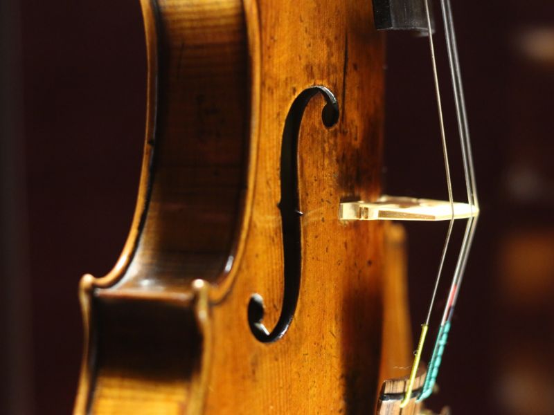 Imagen ilustrativa del primer plano de un violín