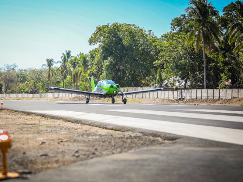 “Hoy inauguramos el Aeródromo El Zapote, en San Francisco Menéndez, entre Garita Palmera y la Barra de Santiago, una infraestructura moderna que incluye pista pavimentada, plataforma de maniobras, iluminación, drenajes y áreas operativas”, dijo el titular del MOPT, Romeo Rodríguez Herrera. Foto EDH/Cortesía