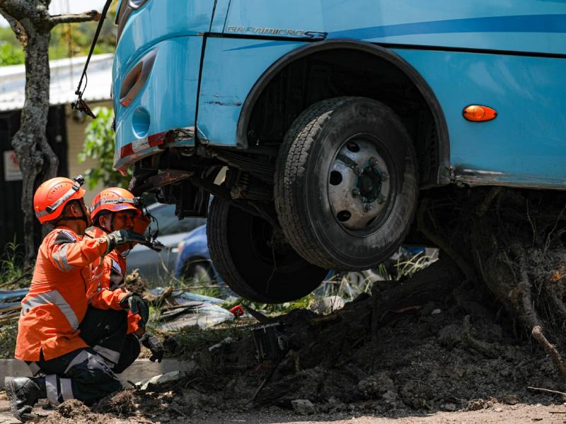 Miembros de Protección Civil, entre otras instituciones, atendieron el siniestro vial registrado este domingo. Foto EDH/Cortesía