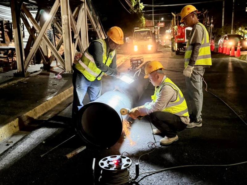 Equipos de ANDA realizan la tercera conexión de la nueva tubería del proyecto de la Planta Potabilizadora de Ilopango, en el bulevar San Bartolo. Este entronque permitirá distribuir la producción de agua potable hacia los hogares de miles de salvadoreños. Foto EDH/Cortesía