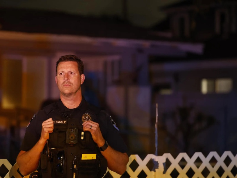 Un agente de la policía de Torrance, California, parado fuera de la casa del joven arrestado tras el tiroteo. EFE/EPA/CHRIS TORRES