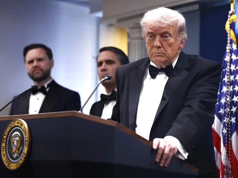 Fotografía del presidente de Estados Unidos, Donald Trump, en la rueda de prensa tras el tiroteo, en la sala de prensa de la Casa Blanca, en Washington (EE.UU.). EFE/EPA/ Will Oliver