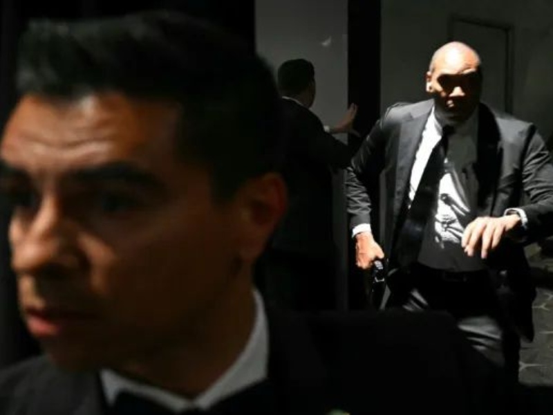 Agentes reaccionan al ataque ocurrido en el sitio donde se encontraba el presidente Donald Trump. Foto EDH/Agencias