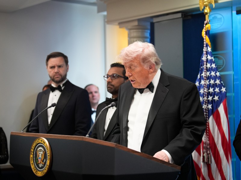 La Asociación de Corresponsales de la Casa Blanca (WHCA, por sus siglas en inglés) elogió este domingo la "calma y el valor" de los periodistas que, tras el intento de ataque en la cena de corresponsales presidida por el mandatario de EE.UU., Donald Trump, comenzaron a informar de manera inmediata desde el lugar de los hechos. Foto EDH/EFE