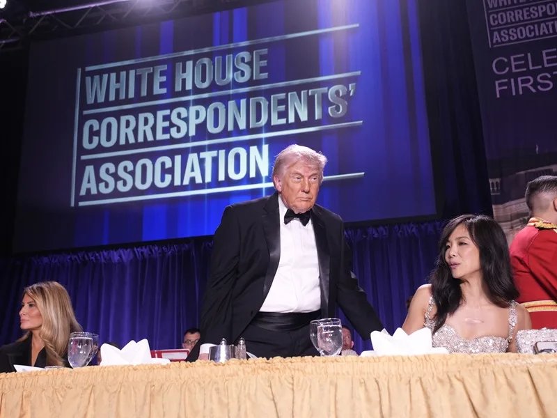 Fotografía del presidente de Estados Unidos, Donald Trump, junto a la primera dama, Melania Trump (i), en medio de la cena de corresponsales de la Casa Blanca, en Washington (EE.UU.). EFE/EPA/ Yuri Gripas