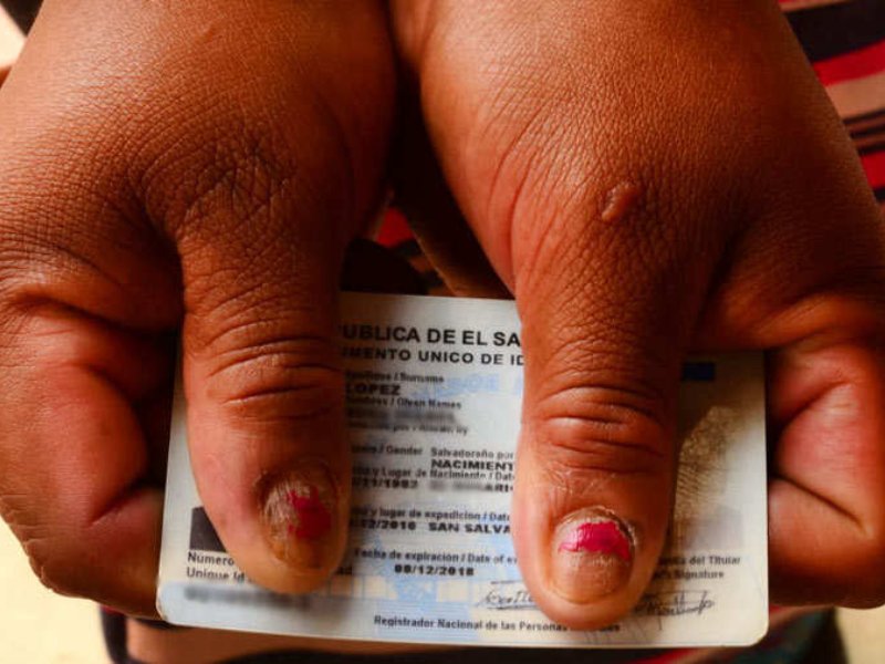 El Registro Nacional de las Personas Naturales (RNPN) revela nombres singulares en El Salvador que desafían la dignidad y la ortografía, desde "Hitler" hasta marcas comerciales. Un sociólogo y la Ley de Nombres advierten sobre el trauma emocional de estos apelativos y explican el proceso legal para modificarlos. Foto EDH/Referencia