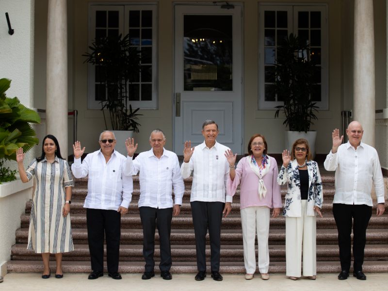 De izquierda a derecha, Pamela Handal, vicecanciller de Honduras; Carlos Ramiro Martínez, canciller de Guatemala; Arnoldo André Tinoco, de Costa Rica; Roberto Álvarez, de República Dominicana; Alexandra Hill Tinoco, de El Salvador; Amalia Mai, vicecanciller de Belice; y Carlos Guevara Mann, vicecanciller de Panamá, posan en la apertura de la XCIII Reunión Ordinaria del Consejo de Ministros de Relaciones Exteriores del Sistema de la Integración Centroamericana (SICA), este viernes, en Santo Domingo (República Dominicana). EFE/Orlando Barría