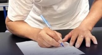 El ahora condenado firma un documento en el tribunal. Foto EDH/Cortesía