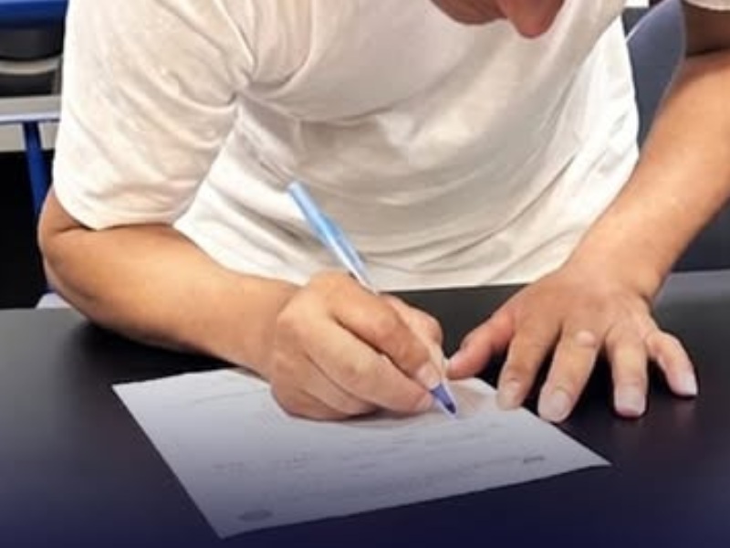 El ahora condenado firma un documento en el tribunal. Foto EDH/Cortesía