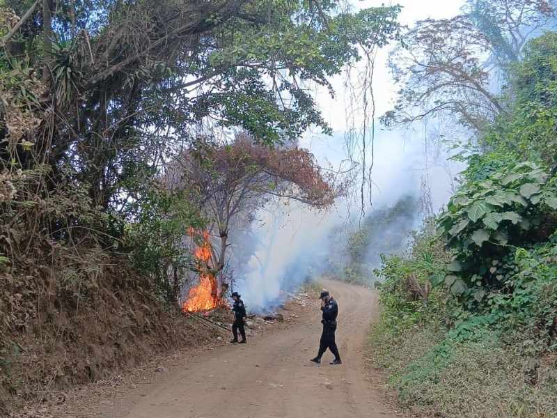Miembros de la Policía se mantienen en el lugar del incendio. Foto EDH/Cortesía