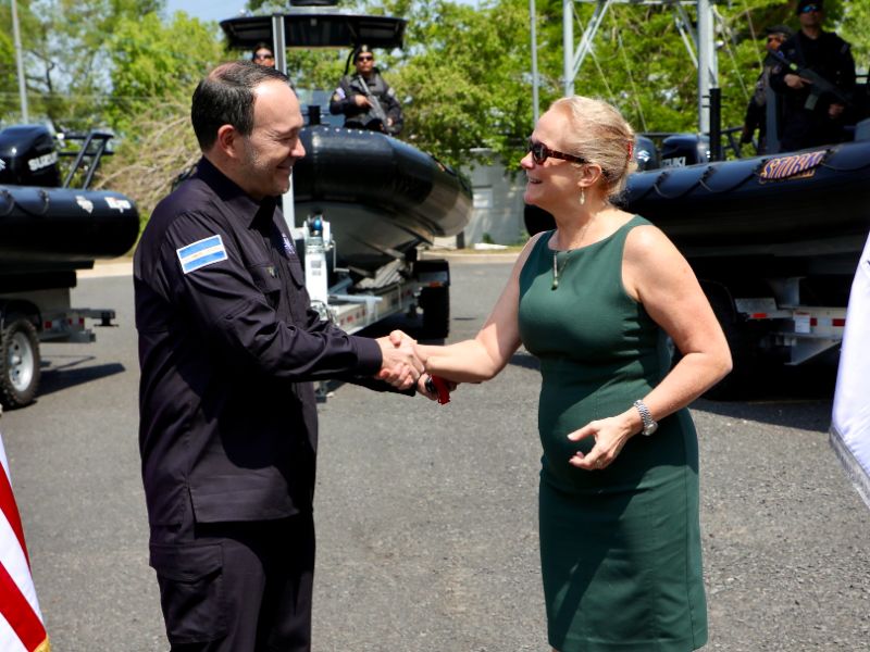 Naomi Fellows entrega de donativo de lanchas