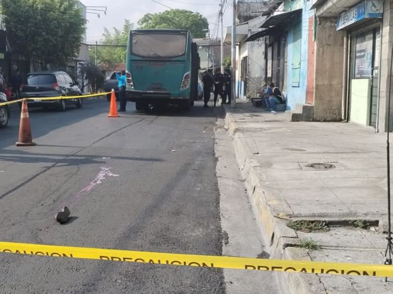 El paso vehicular ha sido restringido mientras las autoridades procesan la escena del siniestro vial. Foto EDH/Cortesía