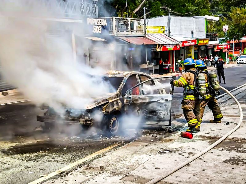 Incendio en vehículo en Olocuilta