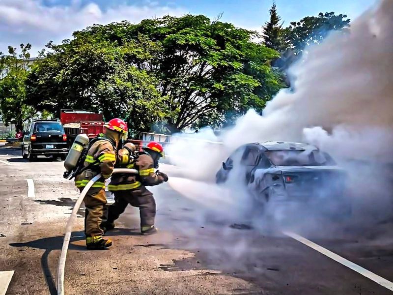 Bomberos-incendio-vehículo