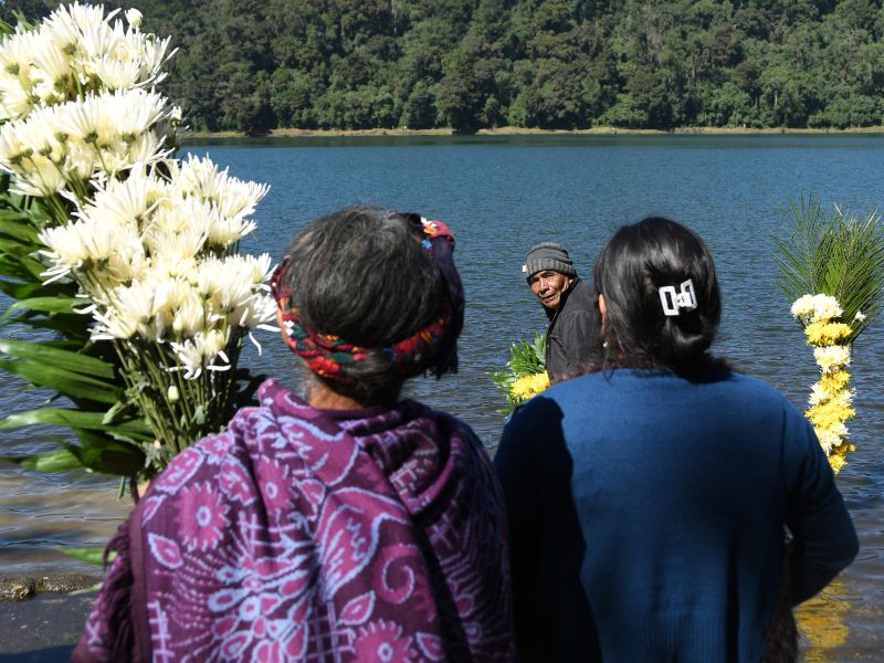 Indígenas mayas celebran ceremonia en laguna de Chicabal por lluvias para sus cultivos