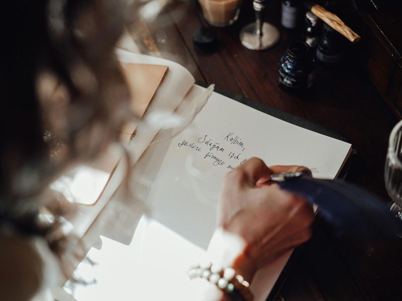 Imagen ilustrativa de escritura de cartas