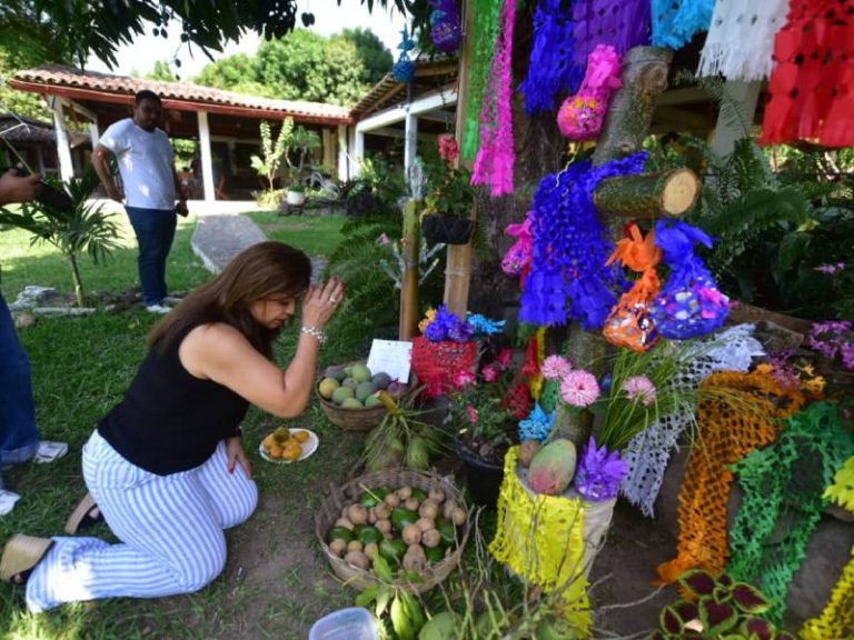 Dia de la Cruz- Suchitoto- Celebración- Altares- Familias- Frutas