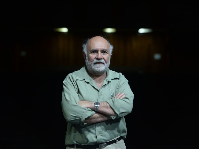 Director de orquesta salvadoreño German Cáceres