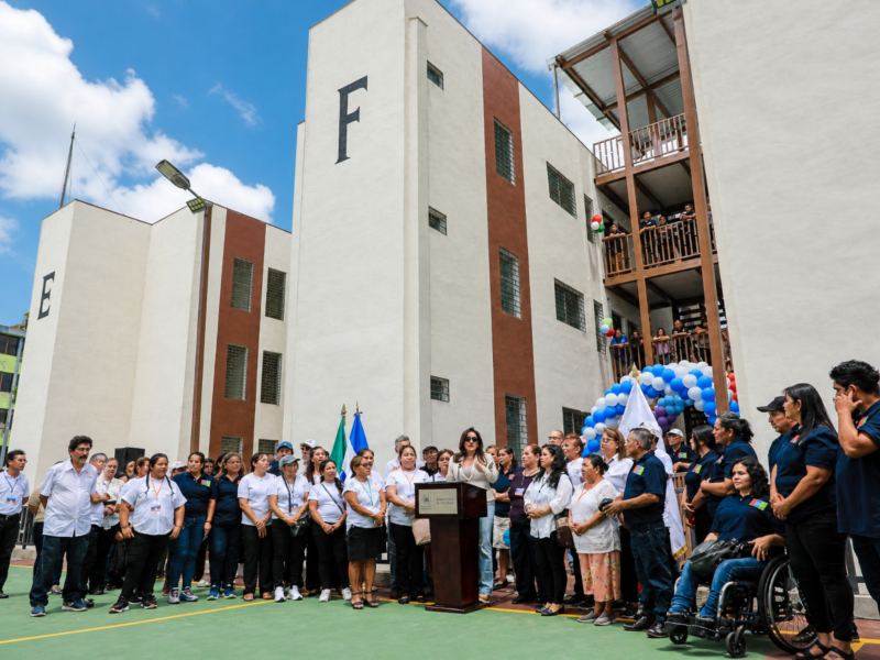 La ministra de Vivienda, Michelle Sol-complejo habitacional para familias de las cooperativas Acovip