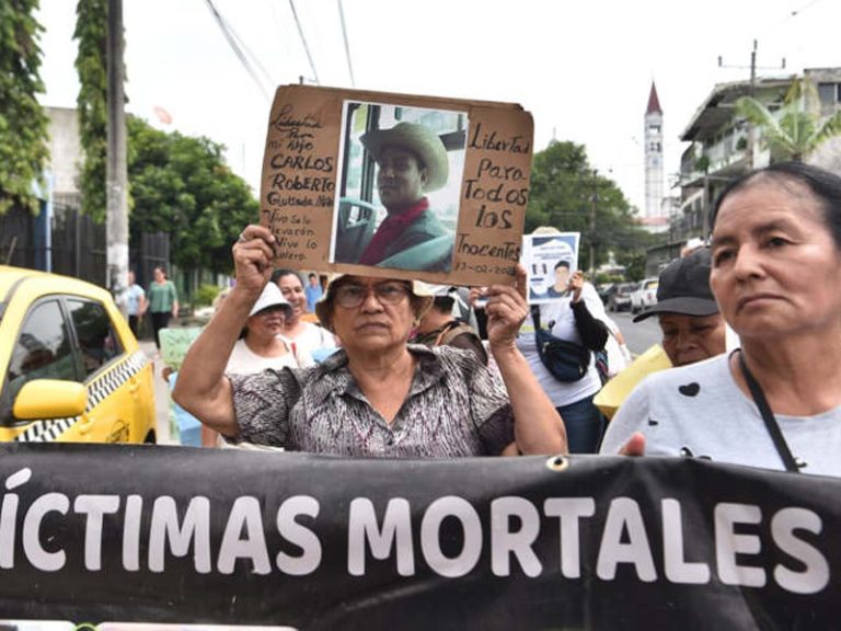 Bajo la consigna 'ahora los muertos salen de los penales y no de las calles', el movimiento MOVIR interpuso ante la CSJ la cuarta demanda de inconstitucionalidad contra el Régimen de Excepción en El Salvador.