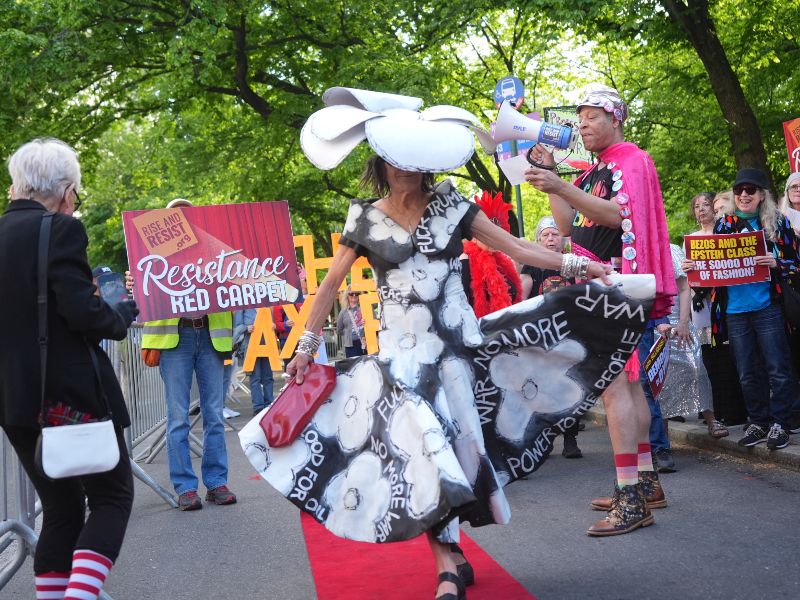 Grupo de manifestantes protestan por la MET Gala en Nueva York