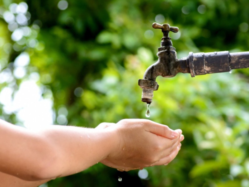 Las personas de las zonas afectadas deberán de abastecerse de agua para las tareas domésticas mientras dura el corte del servicio. Foto EDH/Cortesía