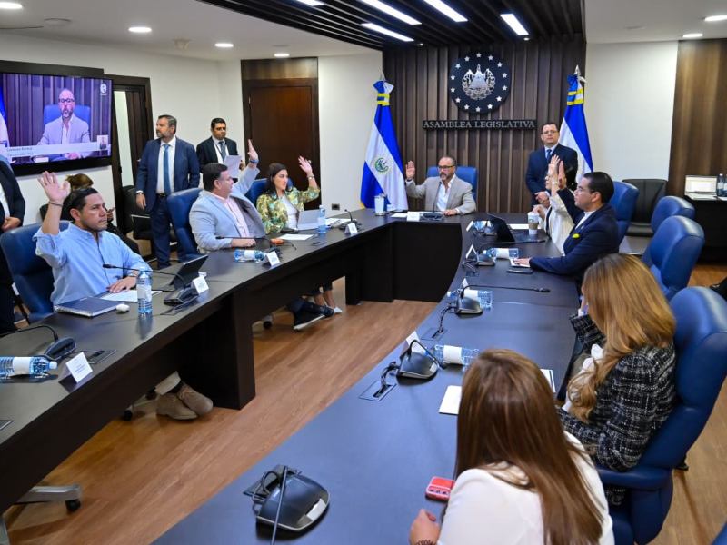 Los diputados de la Comisión Política iniciaron la reunión el lunes pero acordaron continuar este martes con la finalidad de escuchar a funcionarios del RNPN y TSE, entre otros. Foto EDH/Cortesía