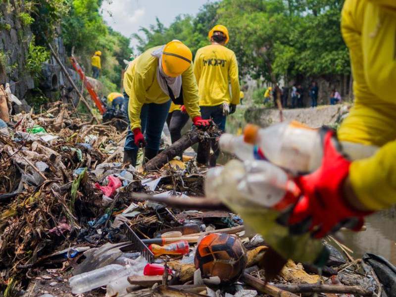 El primer día de trabajo dejó en evidencia la gran cantidad de desechos sólidos que son arrastrados en los cuerpos de agua del país. Foto EDH/Cortesía