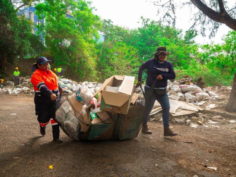 La alcaldía de San Salvador Centro intervino "un botadero ubicado en la 81.ª Avenida Norte, Paseo General Escalón, que representaba un riesgo para la salud y el bienestar de muchas familias". Foto EDH/Cortesía