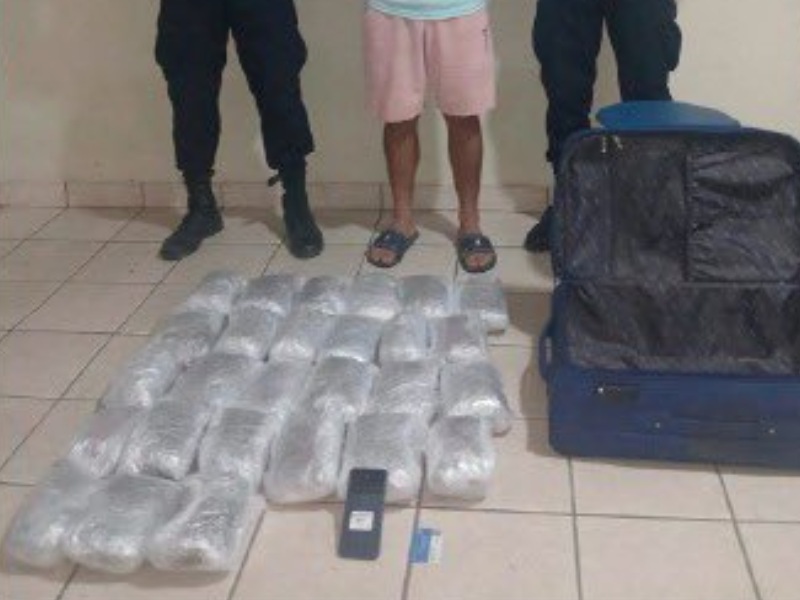 Parte de la droga decomisada se encontraba en una maleta de viaje. Foto EDH/Cortesía