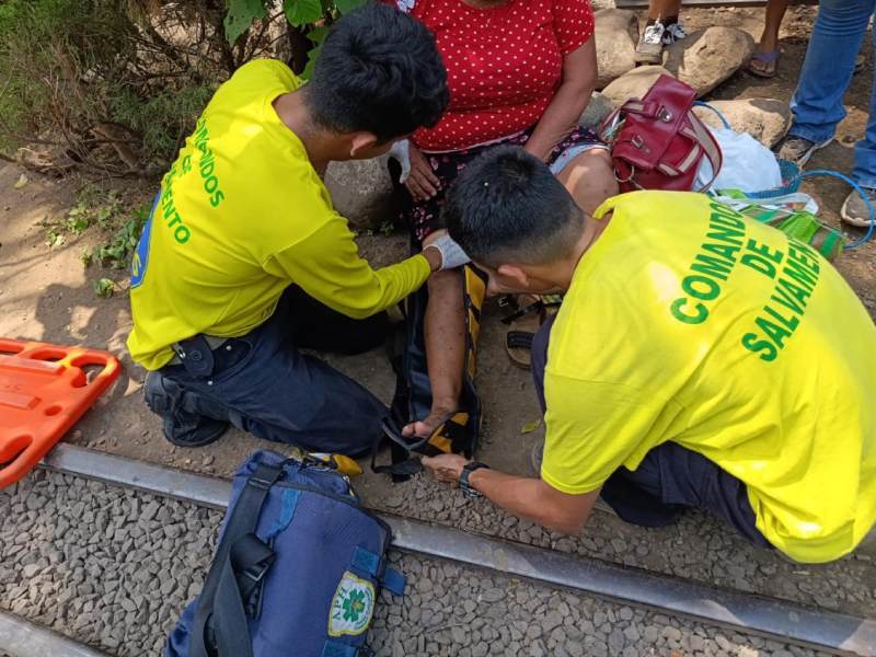 Comandos de Salvamento de Sonsonate atienden a una mujer de 60 años quien resultó lesionada tras sufrir una caída de su propia altura en las cercanías del Museo del Ferrocarril. Foto EDH/Cortesía