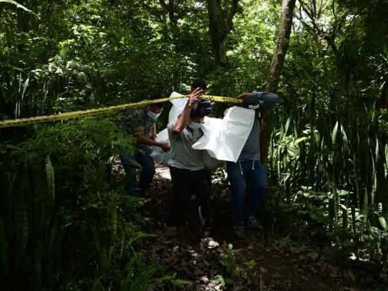 Imagen de archivo de cuando las autoridades procesaron la escena del múltiple homicidio en el departamento de Ahuachapán. Foto EDH/Archivo