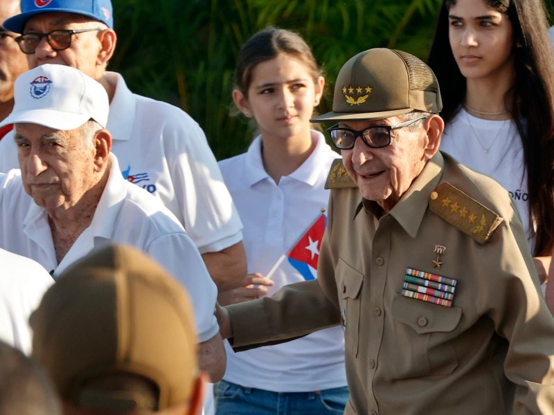 El expresidente de Cuba Raúl Castro (2-d) fue captado este 1° de mayo al asistir a la conmemoración del Día Internacional del Trabajo, en La Habana (Cuba). Foto EDH/EFE