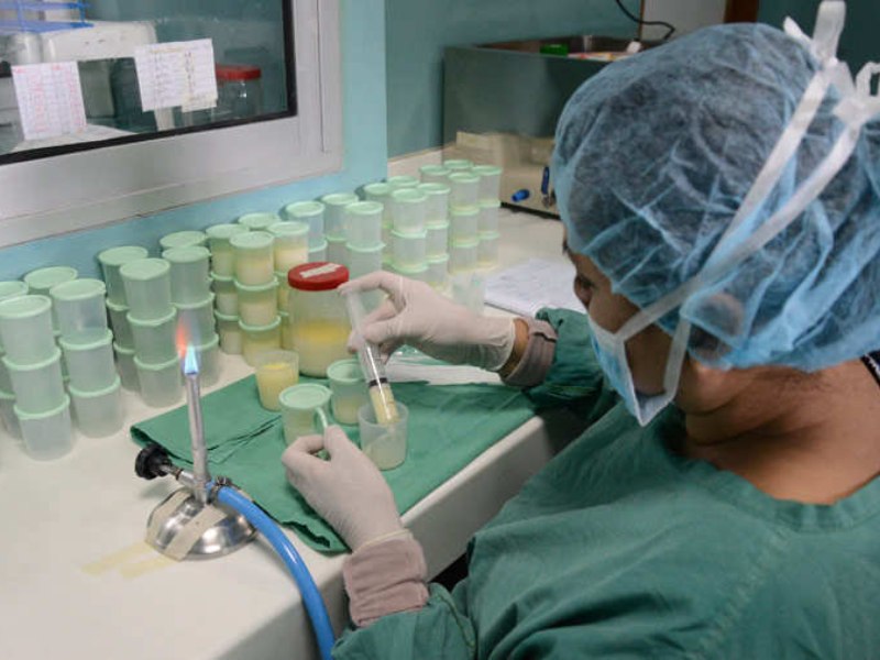La donación de leche materna permite alimentar a infantes cuyas madres tienen dificultades para proveerles de dicho alimento. Foto EDH/Archivo