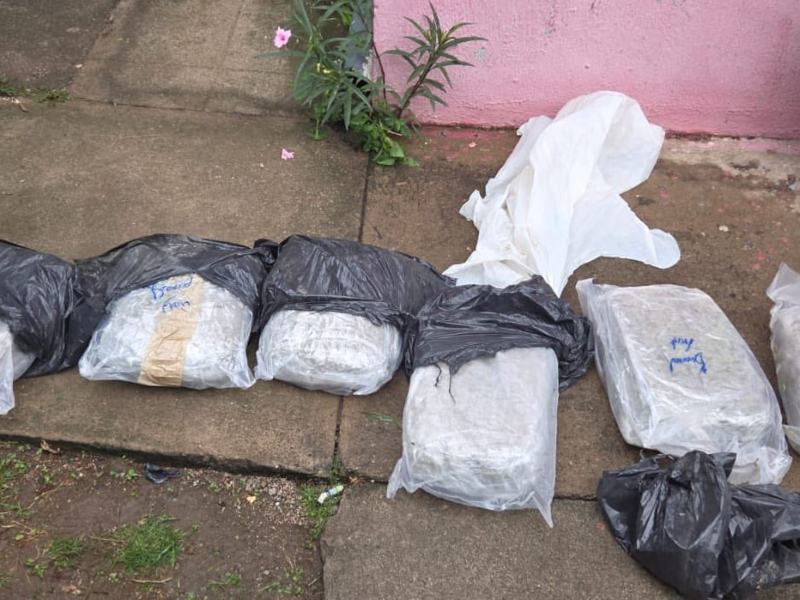 Fotografía compartida por la Policía en redes sociales de parte de la droga decomisada en los dos procedimientos. Foto EDH/Cortesía