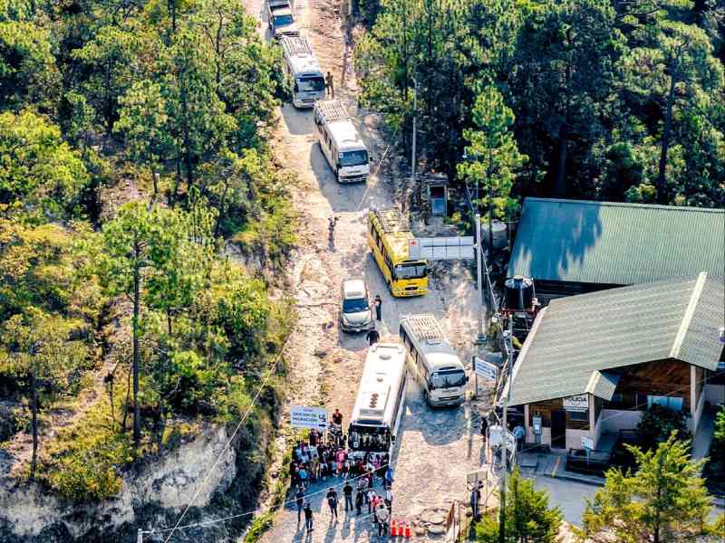 Los niños y sus padres de familia realizaron un viaje hasta Perquín para recibir sus paquetes escolares. Foto EDH/Cortesía Secretaría de Prensa de la República