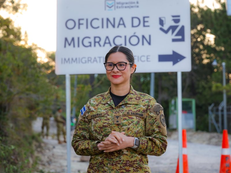 La ministra de Educación se trasladó a la zona limítrofe con Honduras para hacer la entrega de los paquetes escolares. Foto EDH/Cortesía Secretaría de Prensa de la Presidencia