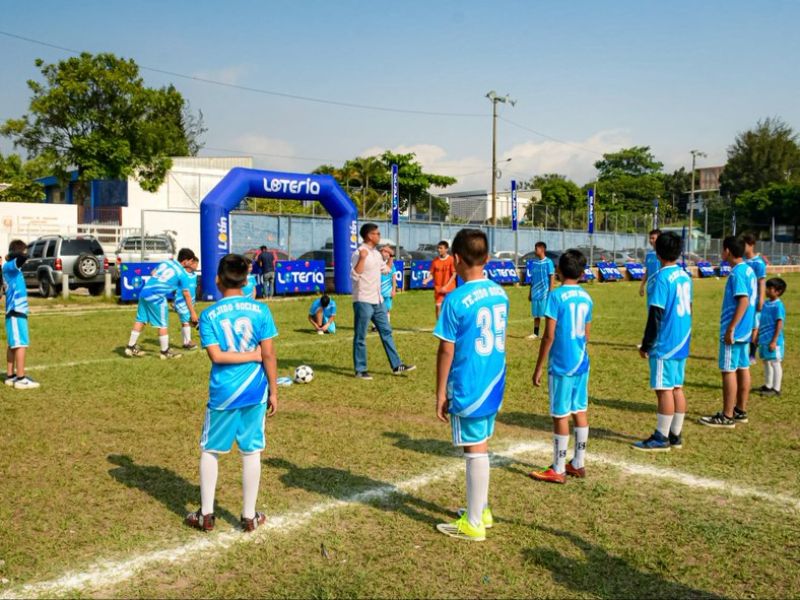 Inauguración de escuela de fútbol en la IVU.